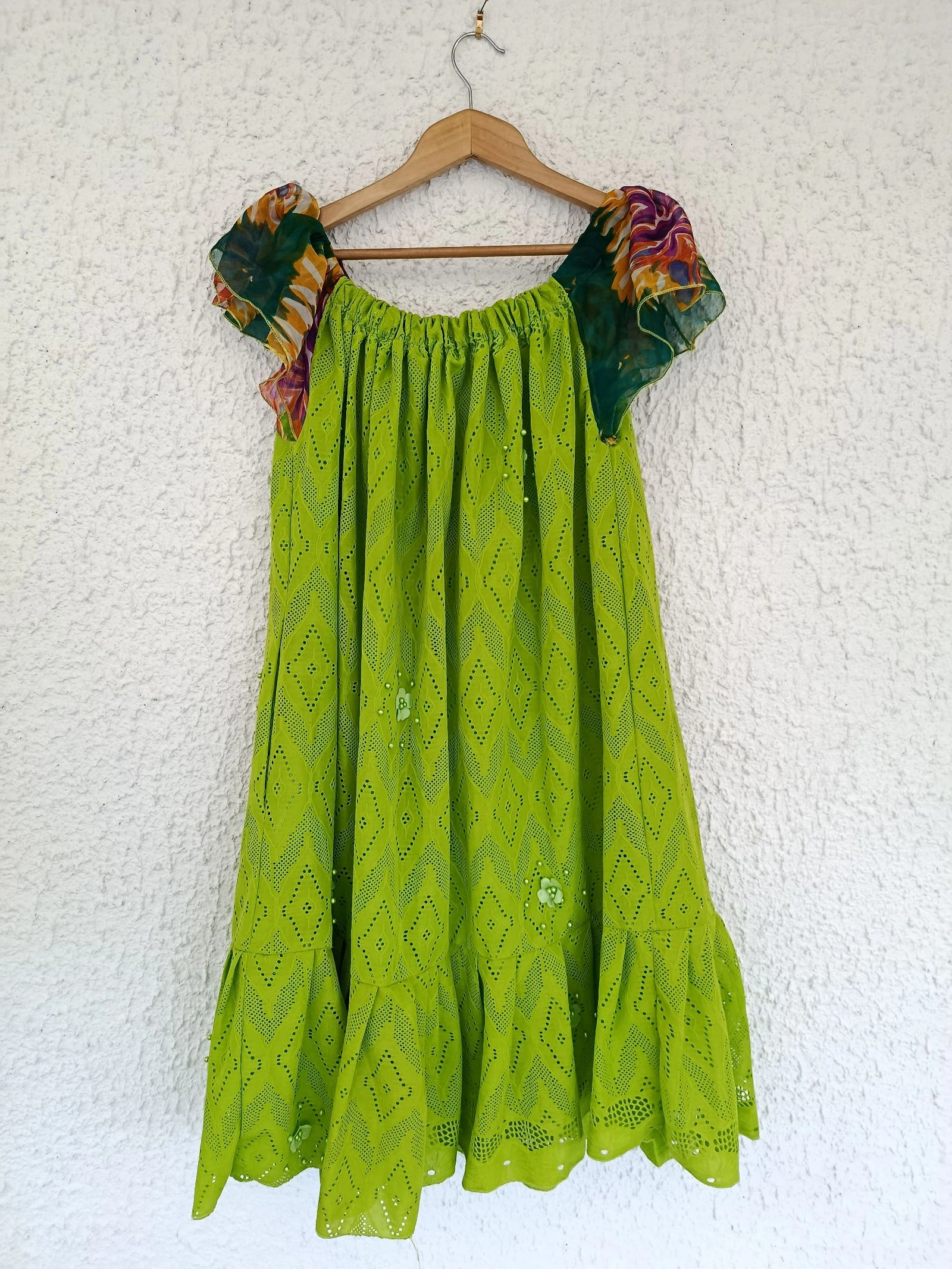 Vestido original verde holgado con hombros descubiertos y mangas multicolor talla 40/42 – photo 9
